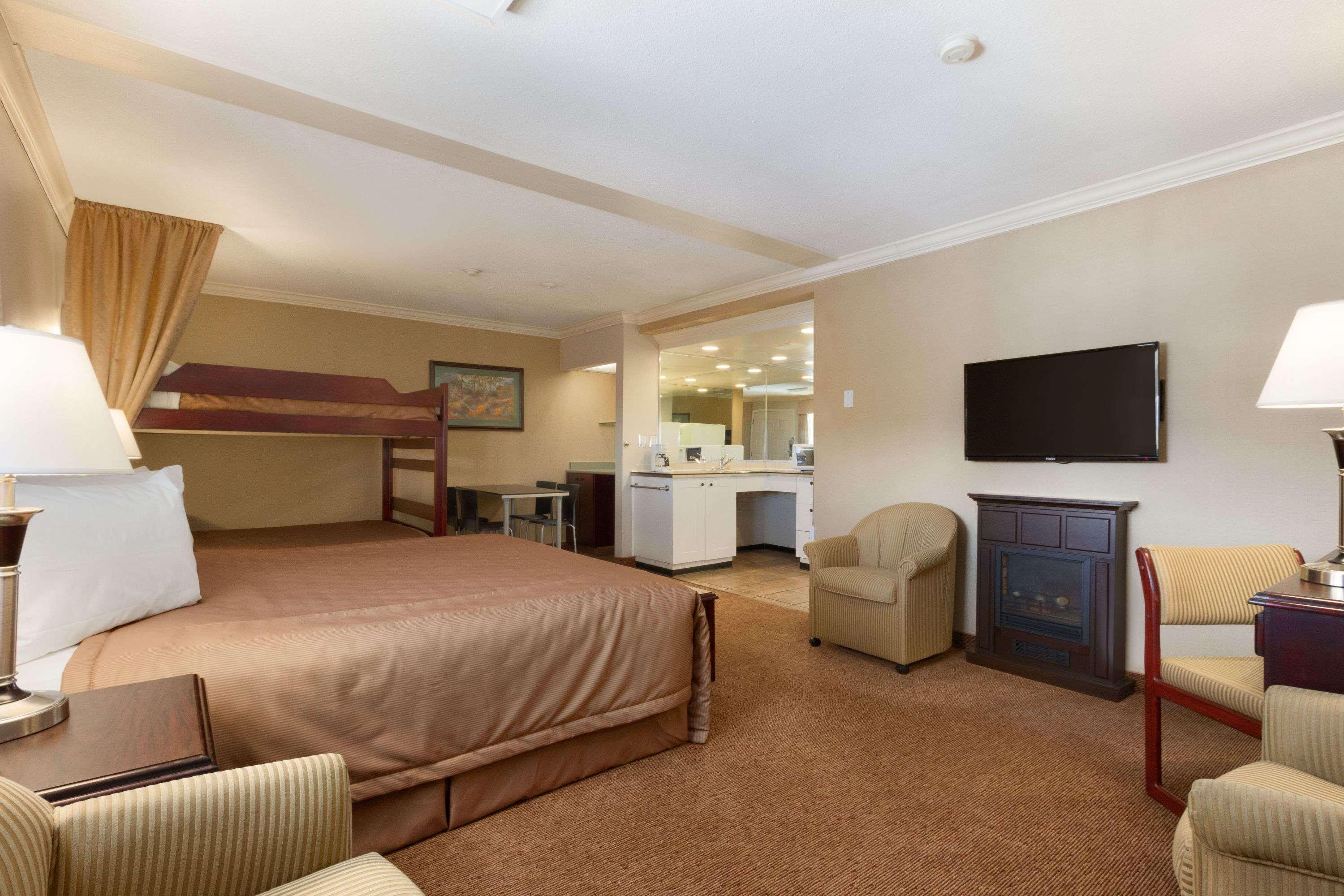 Travelodge By Wyndham Langley Esterno foto