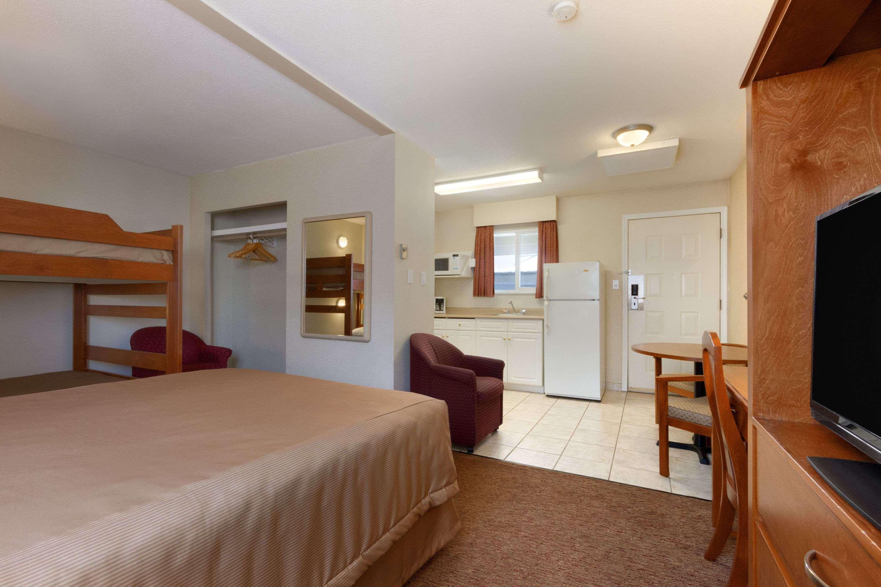Travelodge By Wyndham Langley Esterno foto