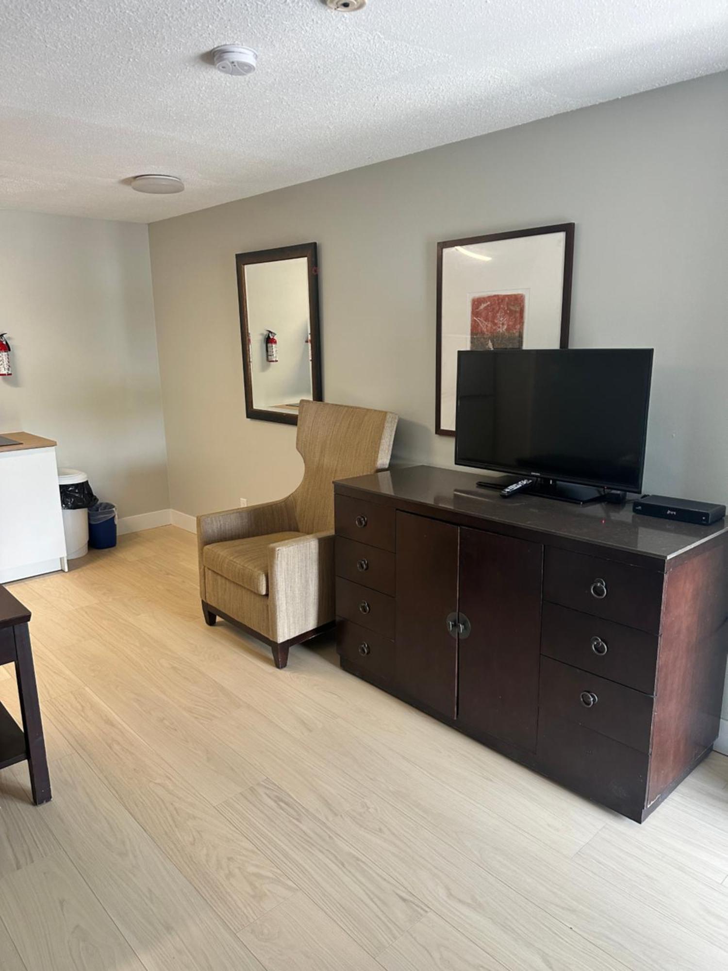 Travelodge By Wyndham Langley Esterno foto