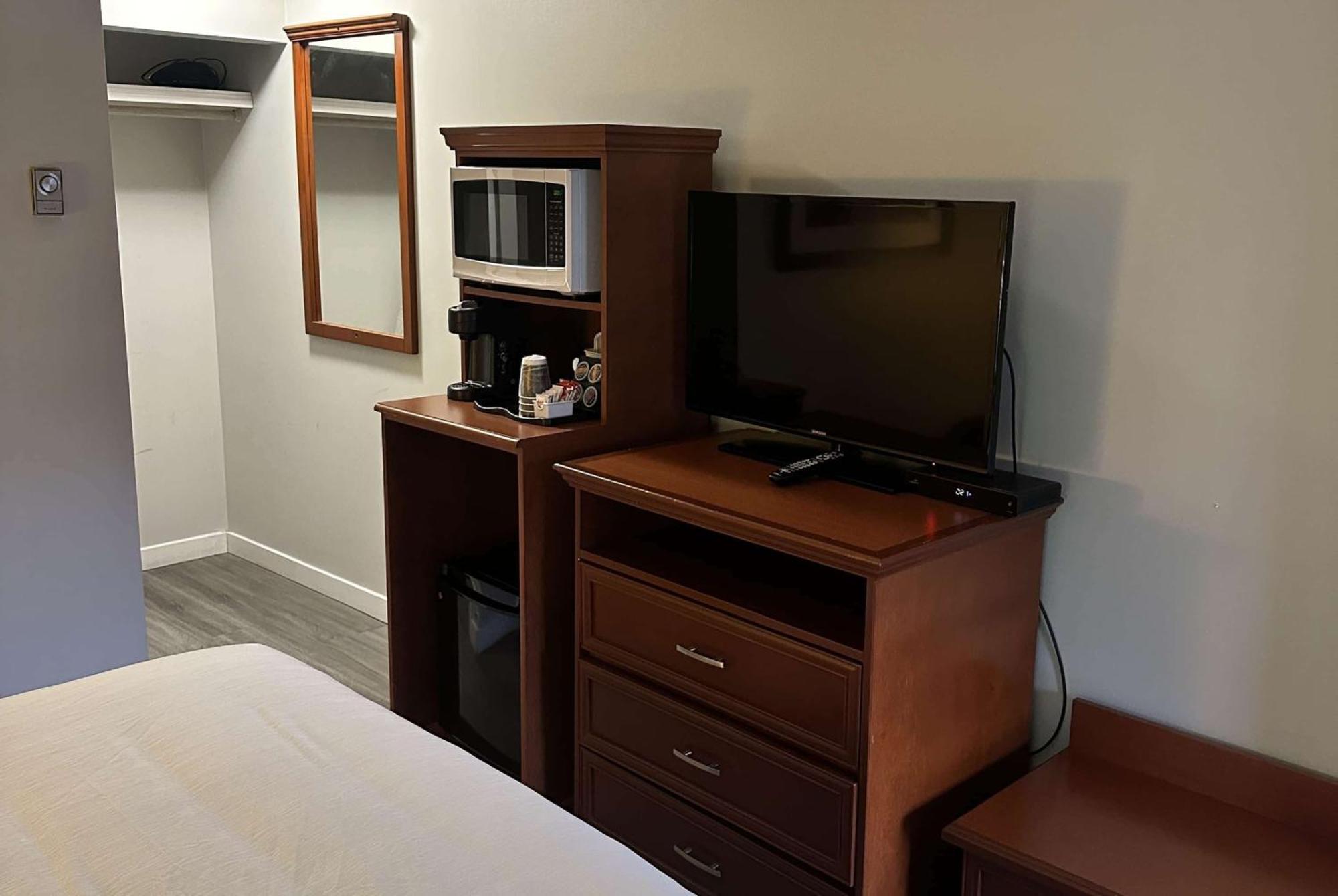 Travelodge By Wyndham Langley Esterno foto