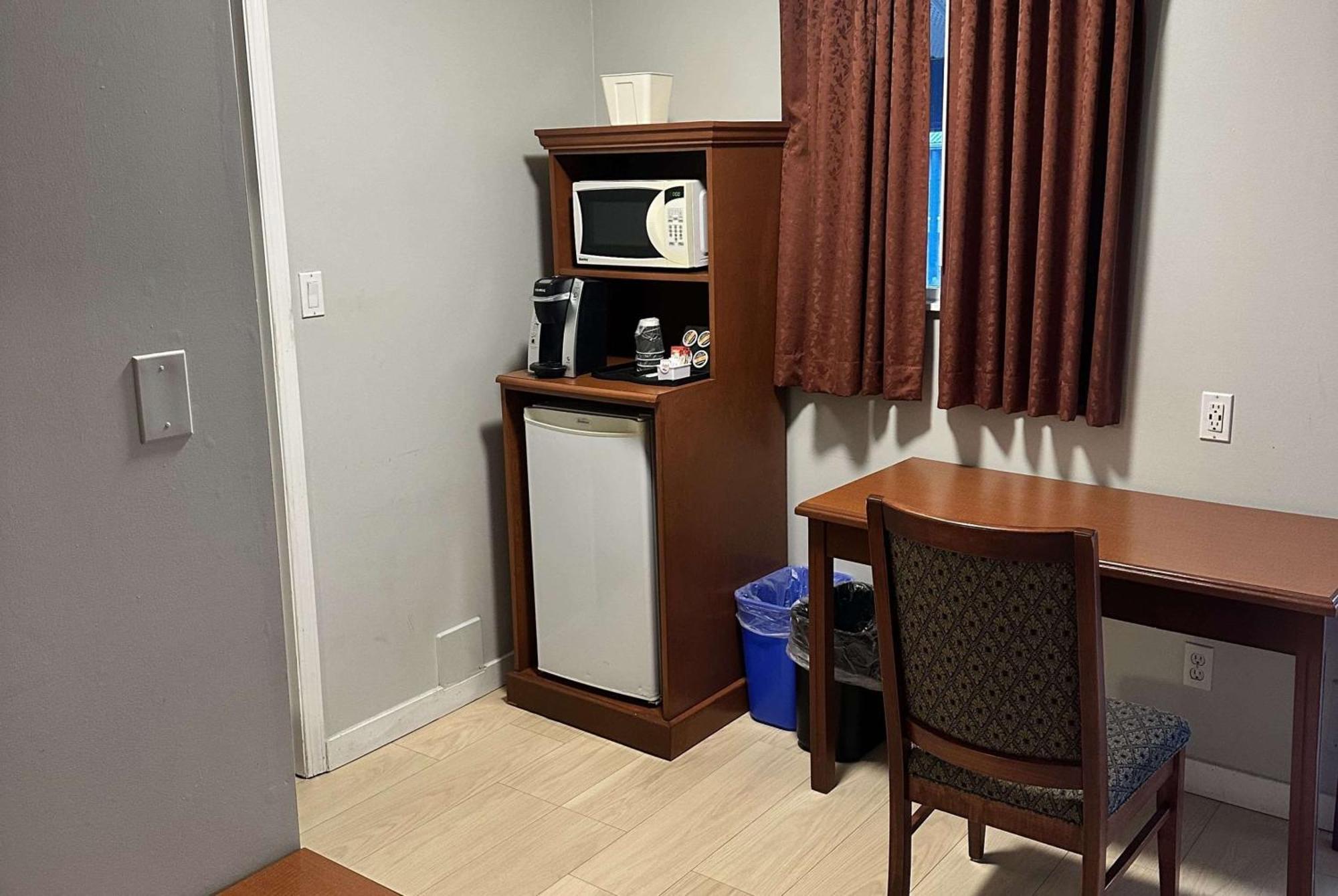 Travelodge By Wyndham Langley Esterno foto